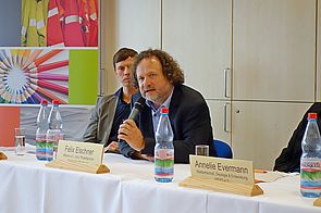 Herr Felix Elschner vom Bitkom e.V. (über 2.500 IT-Unternehmen) befeuerte die Diskussion mit der Aussage, dass die Unternehmen im Wettbewerb eher die konkreten Nachweise/Siegel erbringen möchten, als um die üblichen "Eigenerklärungen" angefragt zu werden.